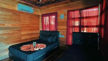 Habitación estándar con 1 cama matrimonial o 2 individuales, balcón, vista al mar | Interior