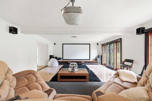 Living area - Luxury Bridgeman Downs Retreat 15km from CBD (Bridgeman Downs)
