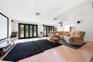 Living area - Luxury Bridgeman Downs Retreat 15km from CBD (Bridgeman Downs)