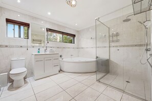 Towels, soap - Luxury Bridgeman Downs Retreat 15km from CBD (Bridgeman Downs)