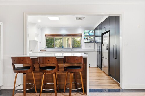 Luxury Bridgeman Downs Retreat 15km from CBD