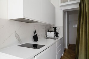 Fridge, microwave, dishwasher, coffee/tea maker - TheBlueStay 345 - Stunning Apartment in Paris 8 (Paris)