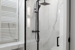 Shower, hair dryer, towels - TheBlueStay 345 - Stunning Apartment in Paris 8 (Paris)