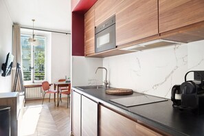Fridge, microwave, dishwasher, coffee/tea maker - TheBlueStay 346 - Stunning Apartment in Paris 8 (Paris)
