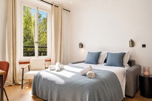 Internet, bed sheets - TheBlueStay 346 - Stunning Apartment in Paris 8 (Paris)