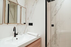 Shower, hair dryer, towels - TheBlueStay 346 - Stunning Apartment in Paris 8 (Paris)