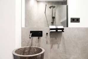 Shower, hair dryer, towels - TheBlueStay 347 - Charming Studio in Paris 8 (Paris)