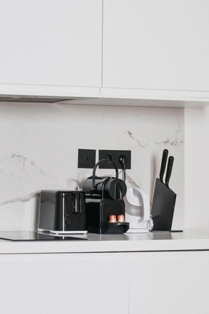 Fridge, microwave, coffee/tea maker, toaster - TheBlueStay 347 - Charming Studio in Paris 8 (Paris)