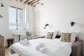 Internet, bed sheets - TheBlueStay 347 - Charming Studio in Paris 8 (Paris)
