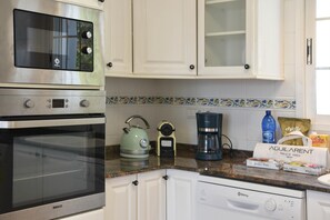 Wasserkocher mit Kaffee-/Teezubehör, Kühlschrank, Mikrowelle, Ofen