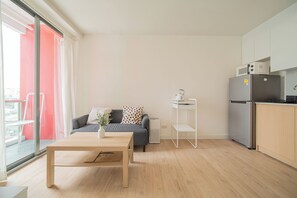 Un appartement moderne comprenant une cuisine, un coin repas et un salon.