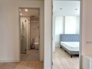 Bathroom - Reliable Ekkamai Stay, Work-Ready, Pet Friendly (กรุงเทพมหานคร)