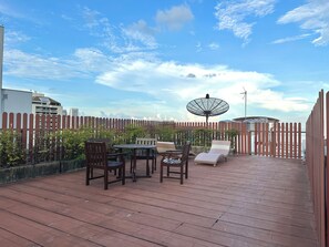 Outdoor dining - Reliable Ekkamai Stay, Work-Ready, Pet Friendly (กรุงเทพมหานคร)