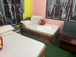 Habitación cuádruple Deluxe, balcón | Escritorio y wifi gratis