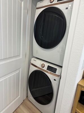 Interior - New unique 1-bedroom luxury tiny house in Roseville. Clean and comfy. (Roseville)