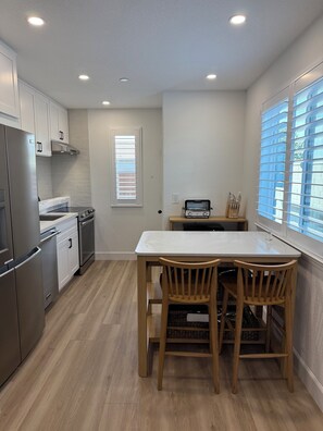 Private kitchen - New unique 1-bedroom luxury tiny house in Roseville. Clean and comfy. (Roseville)