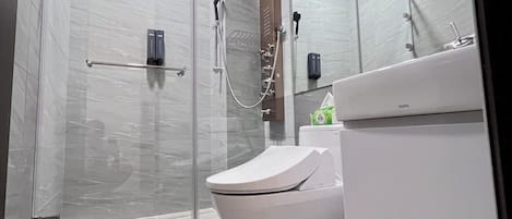 コンフォート ダブルルーム バルコニー | バスルーム | シャワー、バスアメニティ (無料)、ヘアドライヤー、タオル