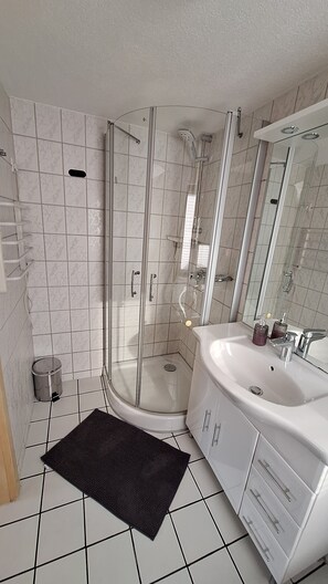 Dusche, Haartrockner, Handtücher, Toilettenpapier