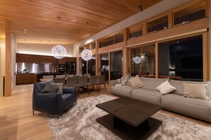 Alpehytte, balkong, fjellutsikt | Oppholdsrom