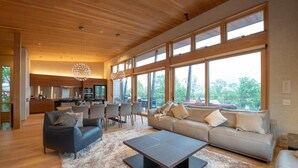 Ein modernes Wohnzimmer mit Sofa, Couchtisch und Essbereich.
