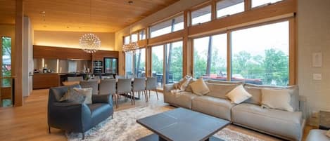 Chalet, balcón, vista a la montaña | Área de sala de estar