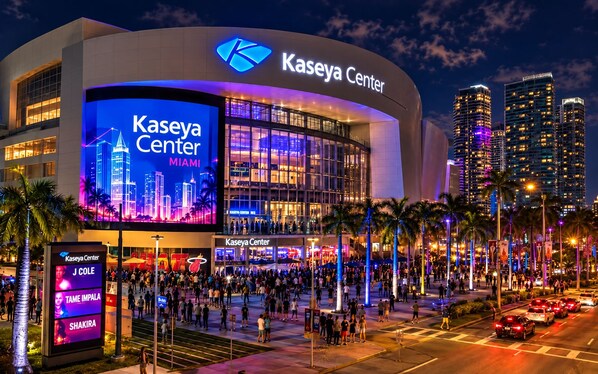 Ein großes, modernes Gebäude mit einer auffälligen Schilder, auf denen 'Kaseya Center Miami' steht.