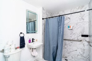 Bathroom - Modern 1BR Suite Near Brickell, Miami Downtown & Wynwood (Miami)