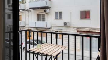 Double or Twin Room, 1 Katil Ratu (Queen), Shared Bathroom | Tempat makan luar