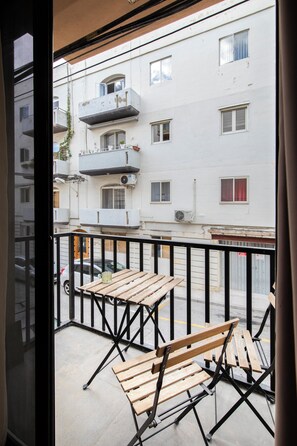 Double or Twin Room, 1 Queen Bed, Shared Bathroom | Outdoor dining