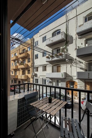 Outdoor dining - Luxury Msida Circle Suites (Msida)