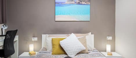 Double or Twin Room, 1 Double Bed, Shared Bathroom | Blackout drapes, iron/ironing board, free WiFi