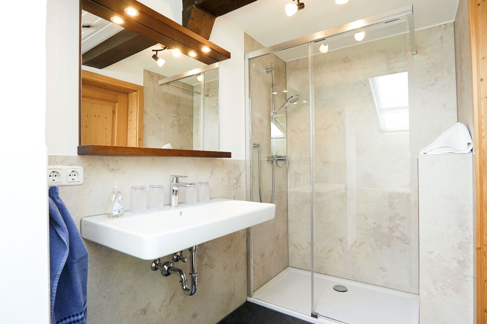 Een douche, een haardroger, handdoeken
