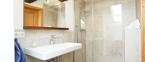 Douche, sèche-cheveux, serviettes fournies