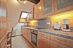 Fridge, oven, stovetop, dishwasher - Vacation apartment Abend-Liacht, 75 sqm, 2 bedrooms, WLAN (Siegsdorf)