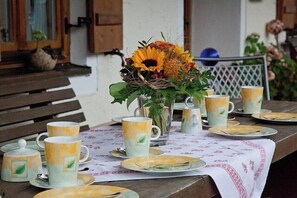 Outdoor dining - Vacation apartment Abend-Liacht, 75 sqm, 2 bedrooms, WLAN (Siegsdorf)