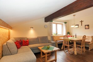 TV - Vacation apartment Abend-Liacht, 75 sqm, 2 bedrooms, WLAN (Siegsdorf)