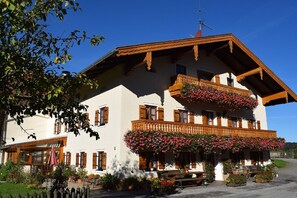 Exterior - Vacation apartment Morg'n-Liacht, 75 sqm, 2 bedrooms, balcony and WLAN (Siegsdorf)