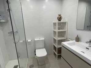 Dusj, hårføner og håndklær