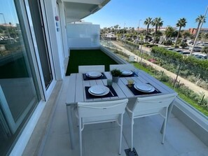 Outdoor dining - Swing &Sun Free Parking by StayCare (Chipiona)