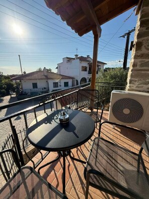 Outdoor dining - White Stone Apartments with Balcony (Nikiti)
