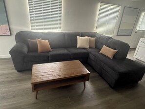 TV - Long Beach - Renovated 2BR - Full Kitchen + W/D - Monthly Stays (Long Beach)