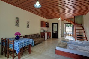 Condo, 1 Bedroom, Smoking, Balcony