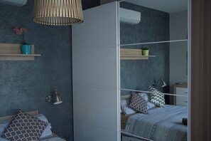 Kahden hengen huone, 1 parisänky, tupakointi kielletty, jaettu kylpyhuone