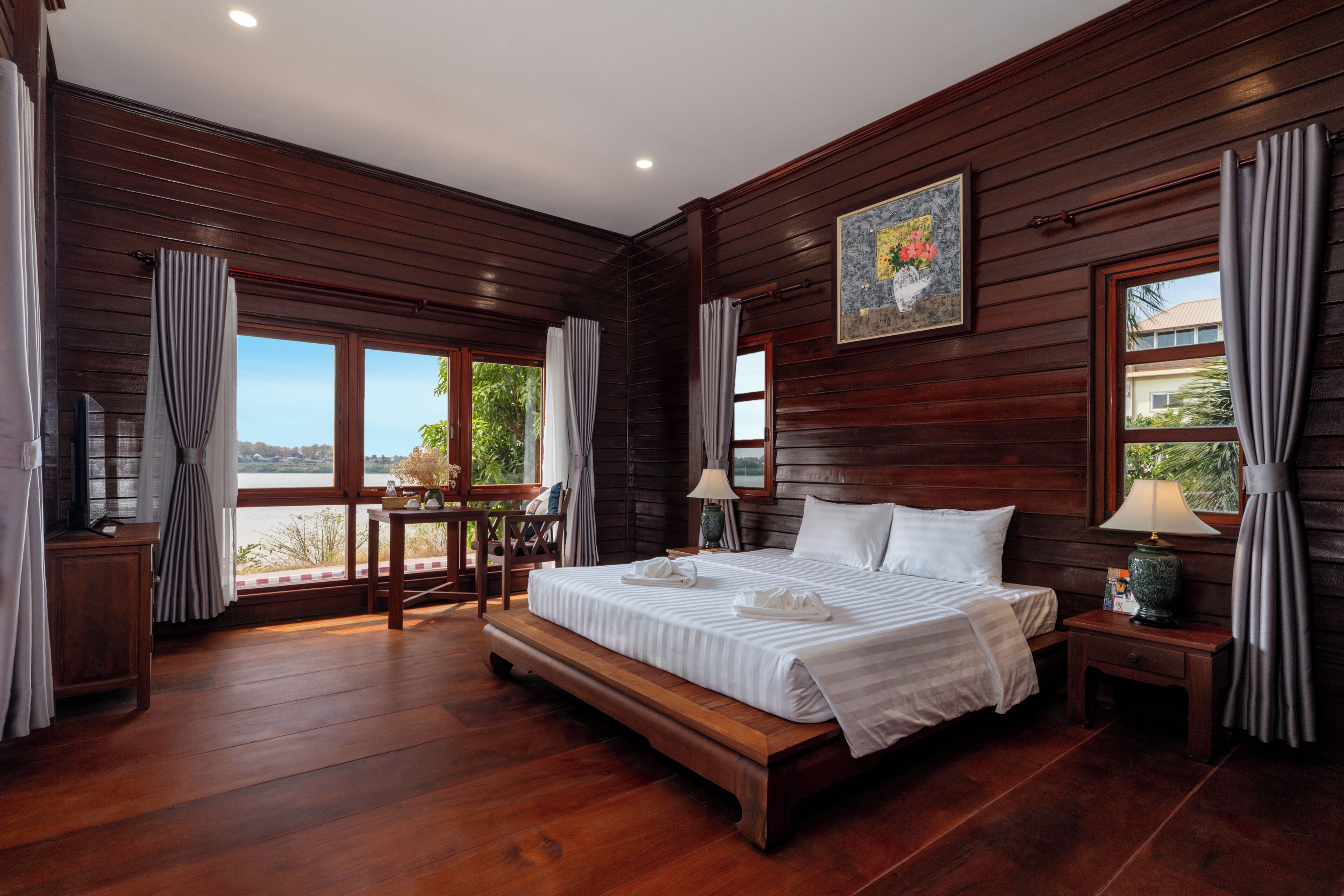 Quarto casal luxo, sacada, vista para o rio | Escrivaninha, espaço de trabalho para notebook, cortinas blackout