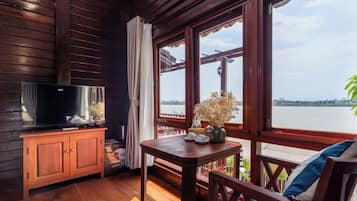Deluxe-Doppelzimmer, Balkon, Flussblick | Schreibtisch, laptopgeeigneter Arbeitsplatz, Verdunkelungsvorhänge