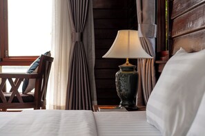 Deluxe Tek Büyük Yataklı Oda, Balkon, Nehir Manzaralı | Masa, dizüstü bilgisayar çalışma alanı, güneşlik/perde, ses yalıtımı 