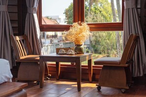 Superior Tek Büyük Yataklı Oda, Balkon, Nehir Manzaralı | Masa, dizüstü bilgisayar çalışma alanı, güneşlik/perde, ses yalıtımı 