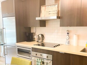 Comfort Studio Suite | Private kitchen - Carrie Downtown Suites (Toronto)