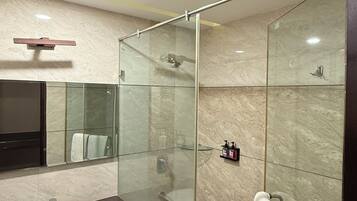 Classic Room, City View | Bathroom