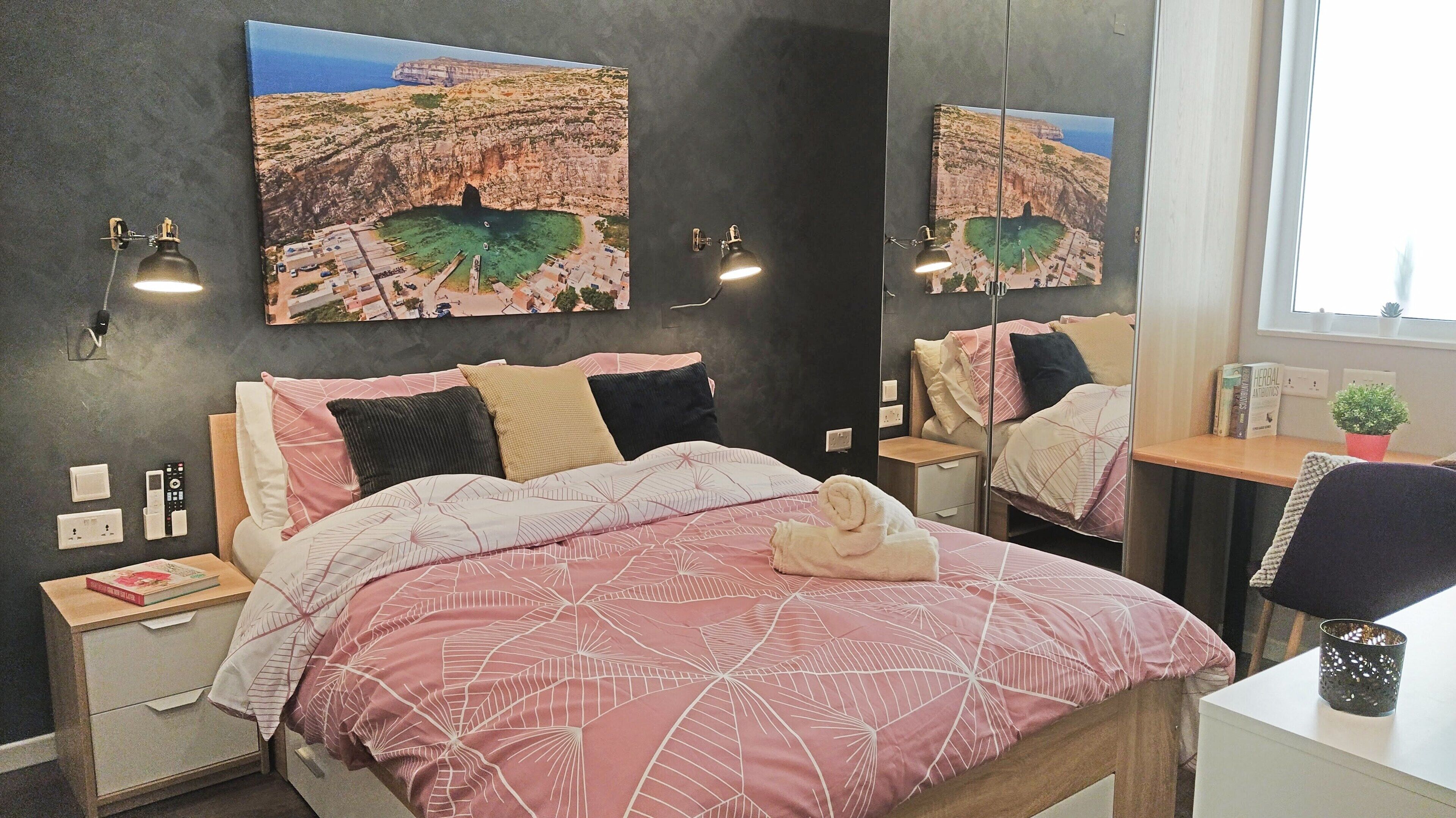 Double Room, 1 Double Bed, Non Smoking, Air conditioning | Blackout drapes, soundproofing, iron/ironing board, WiFi (free)